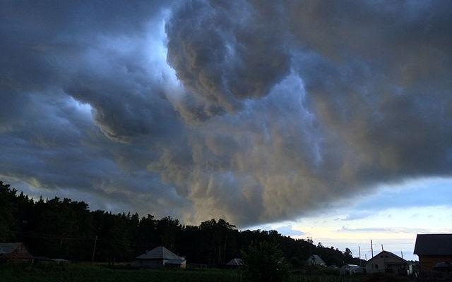 МЧС предупреждает о грозах и сильном ветре в Кировской области