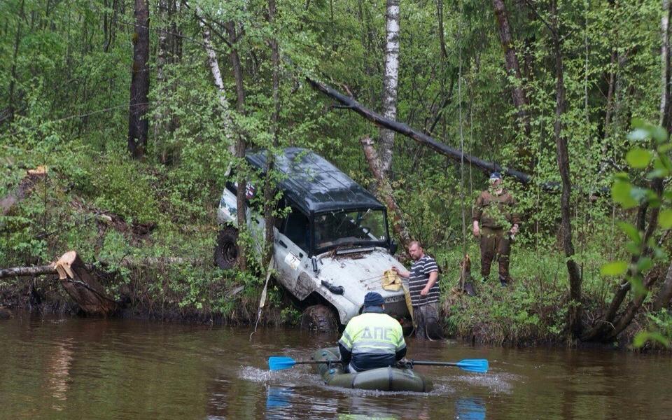ДТП под Чепецком: на помощь хозяину УАЗа приплыл инспектор ДПС на лодке