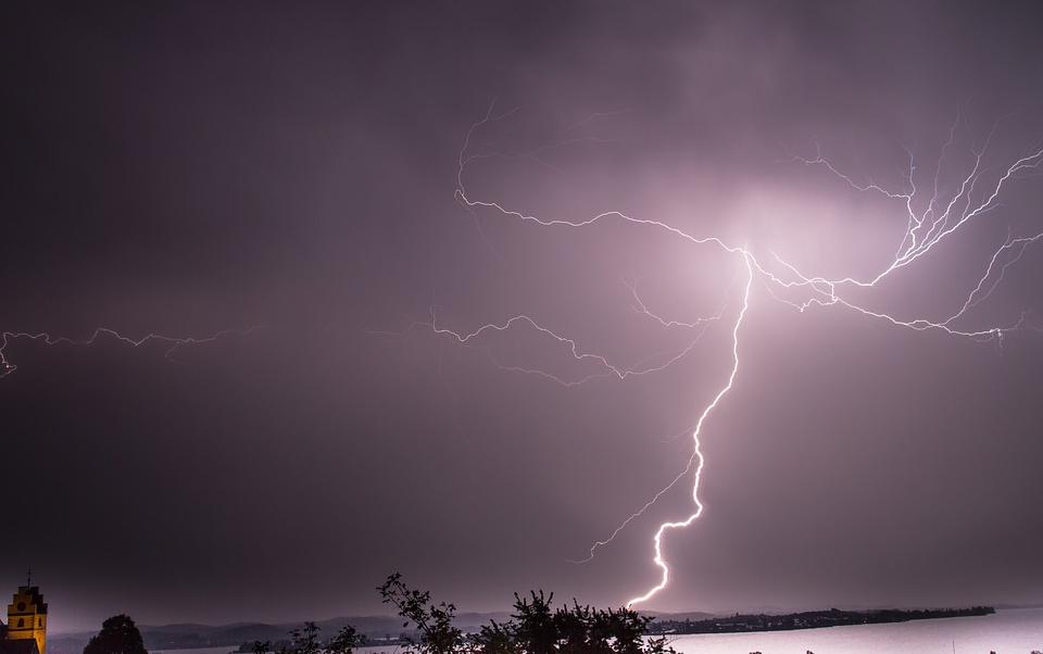 МЧС сообщает о грозах и сильном ветре в Кировской области