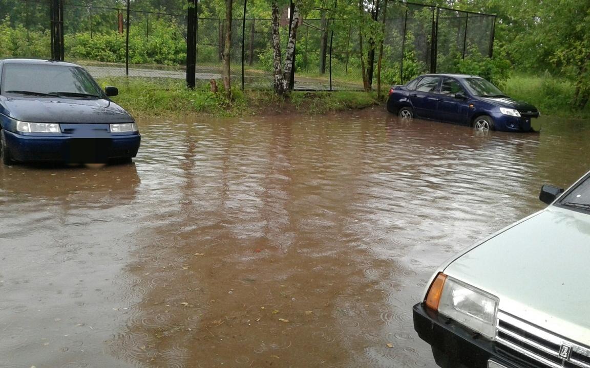 Чепчане жалуются на затопленные после ливней дворы