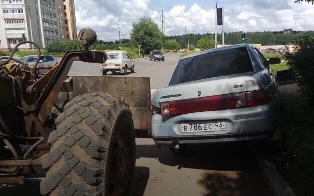 В Чепецке трактор влетел в ВАЗ: легковушка снесла светофор