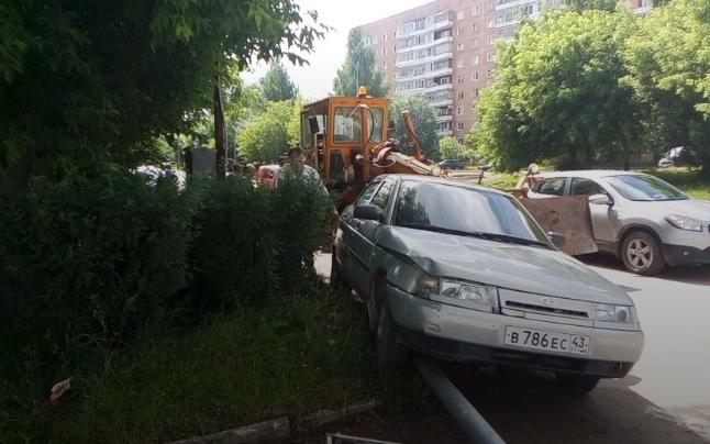 Что обсуждают: ДТП со светофором и сбежавшую от ребенка мать