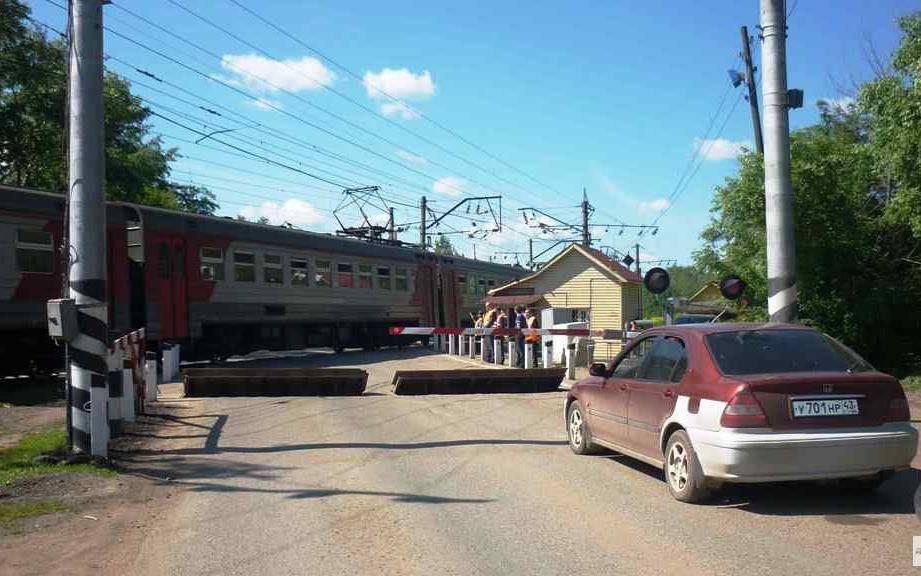 На переезде в Нововятск установят табло с отсчетом времени до приближающегося поезда