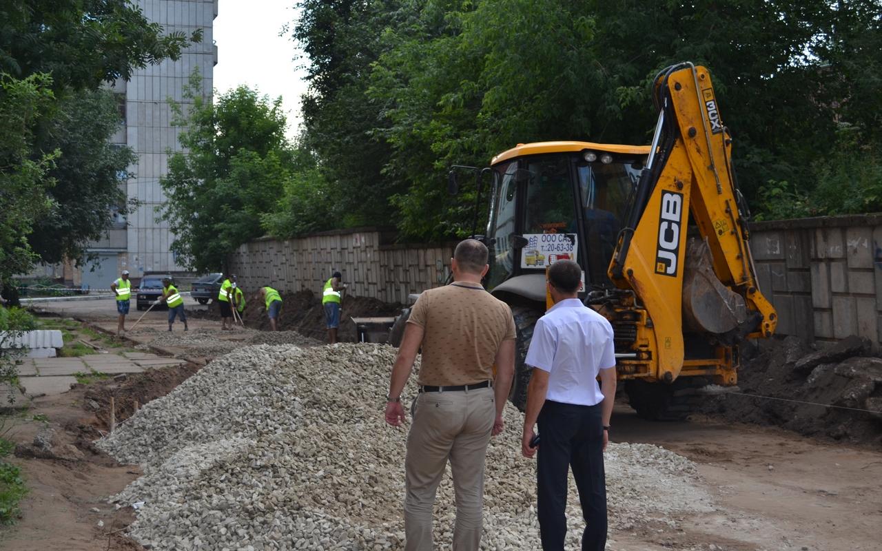 Власти Чепецка проверили дворы, в которых идет ремонт