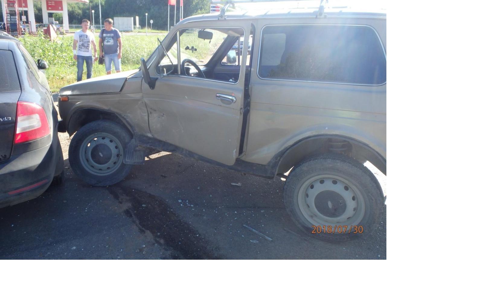В Чепецком районе у АЗС «Нива» не пропустила иномарку: оба водителя получили травмы