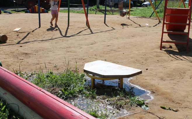 Канализационные стоки затопили детскую площадку в Кирово-Чепецком районе