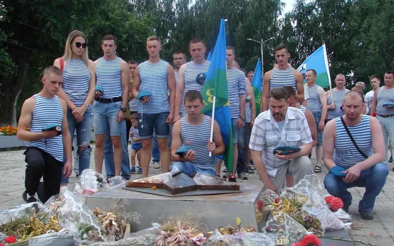 День ВДВ в Кирово-Чепецке: береты, флаги и фонтан