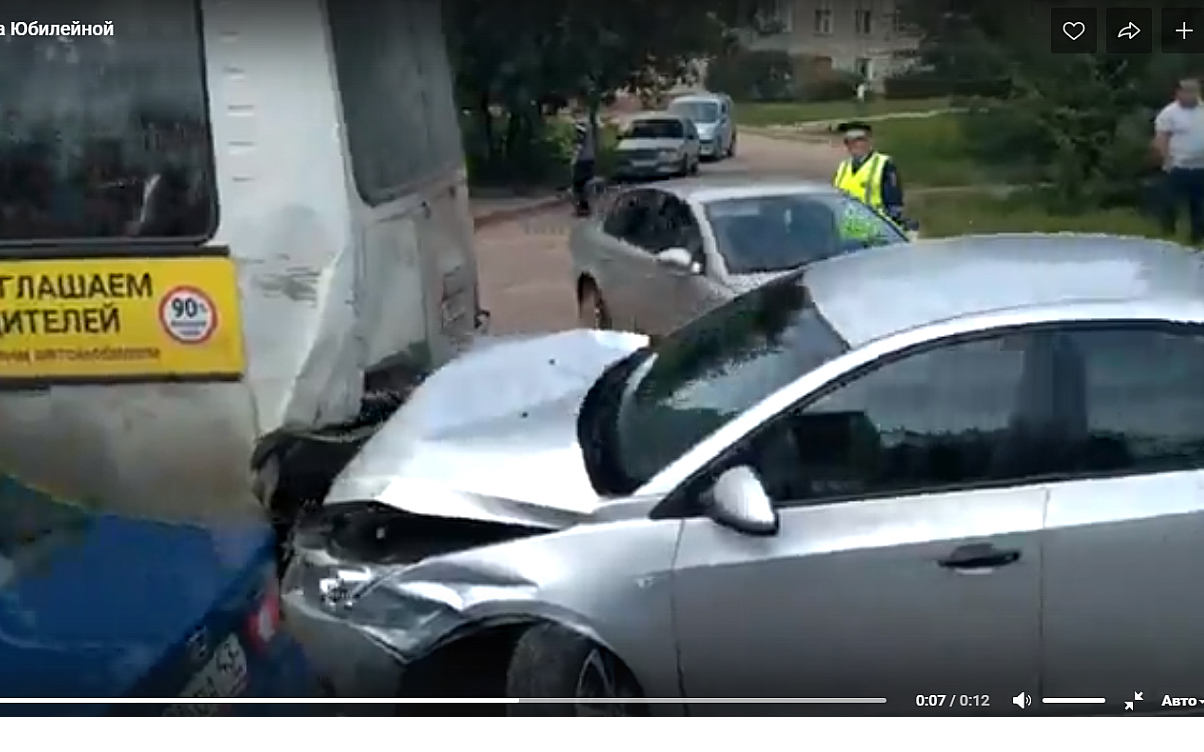 В Чепецке водитель иномарки спровоцировал массовое ДТП с участием автобуса