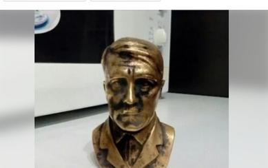 Кировчанка выставила на продажу бюст Гитлера за 1,5 миллиона рублей