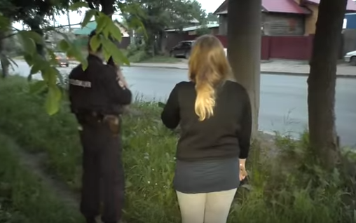 В Чепецке в районе школы № 10 мужчина напал на прохожую