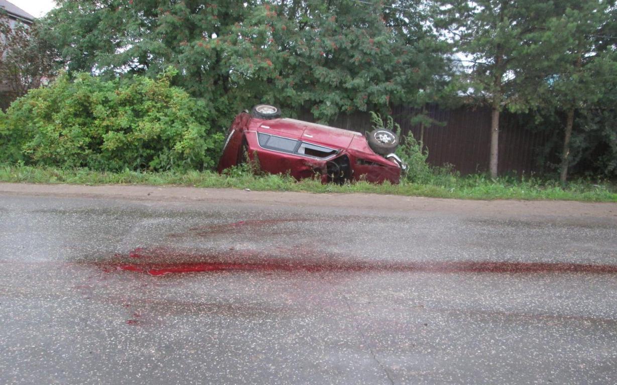 В Кирово-Чепецком районе водитель ВАЗа не справился с управлением: машина перевернулась