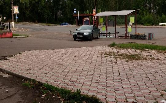В Чепецке автомобиль разбил стеклянную остановку