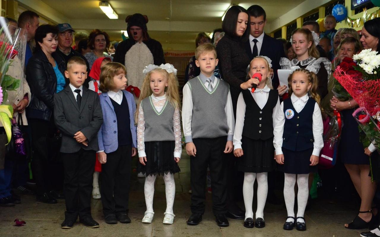 Фоторепортаж: в Чепецке прошли торжественные линейки на 1 сентября