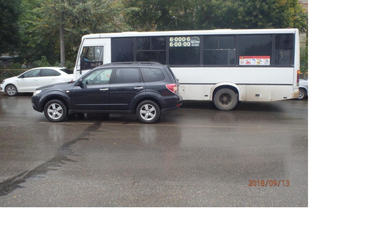 В Чепецке столкнулись автобус и кроссовер: есть пострадавшие