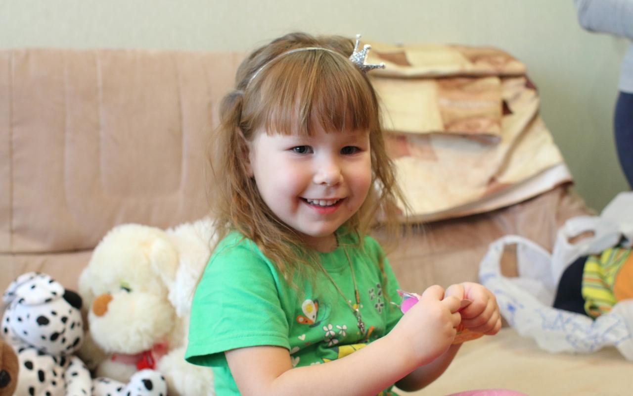 «Частые кровотечения из носа пугают окружающих»: порок сердца не позволяет 5-летней Софии полноценно жить