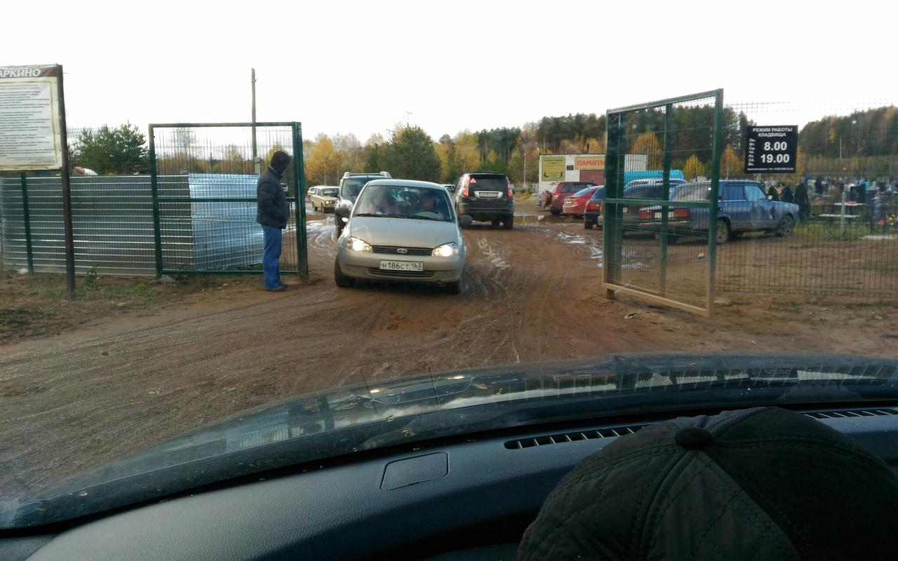 «Все не для людей»: чепчане пожаловались на дорогу и въезд на кладбище