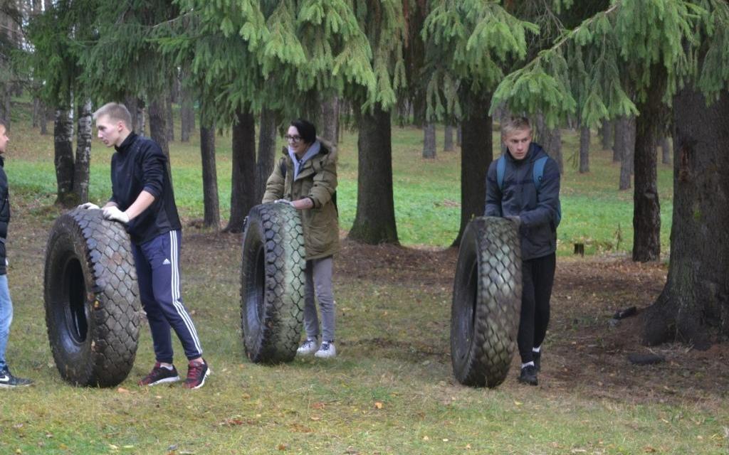 Школьники и студенты прибрались в Комсомольском парке в Чепецке