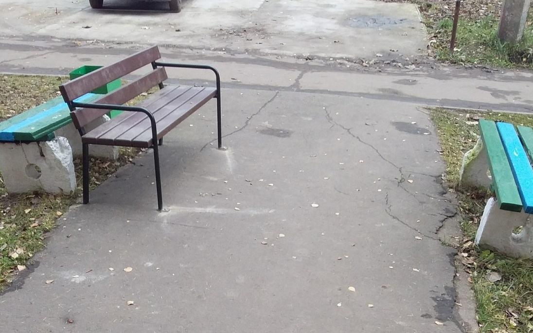 В администрации объяснили, почему на улице Азина появилось «много скамеек»