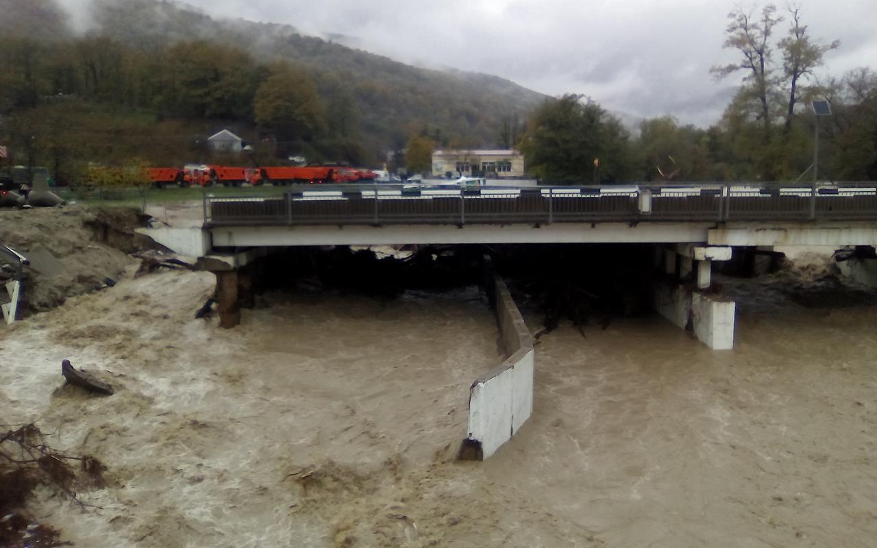 Чепчане о ситуации в Туапсе: "Тут коллапс, людей вывозят на автобусах"