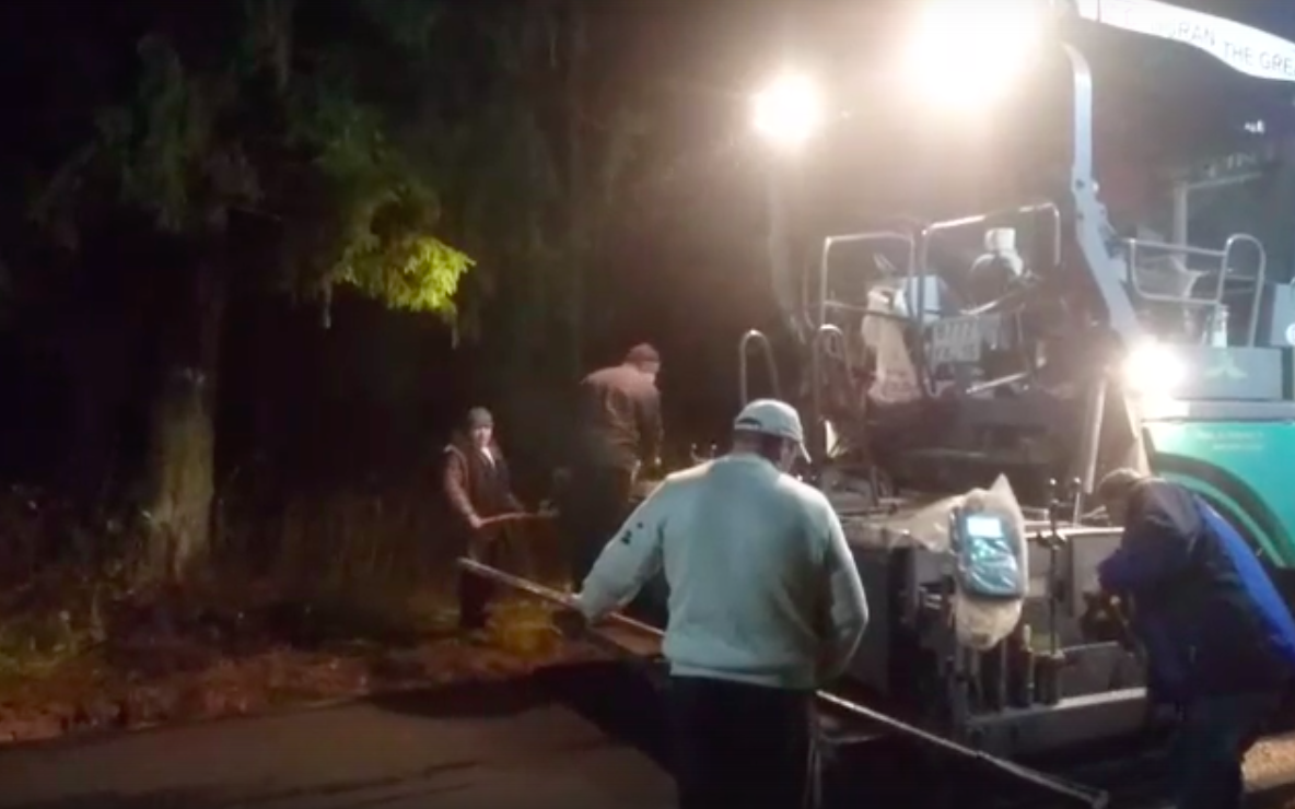 В Комсомольском парке асфальт укладывали в снег