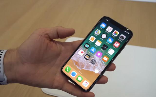 Жительница Чепецка, пытаясь получить выигранный IPhone, лишилась 76 тысяч рублей