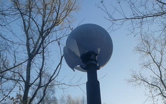 В парке у "Олимп-Арены" неизвестные разбили фонари