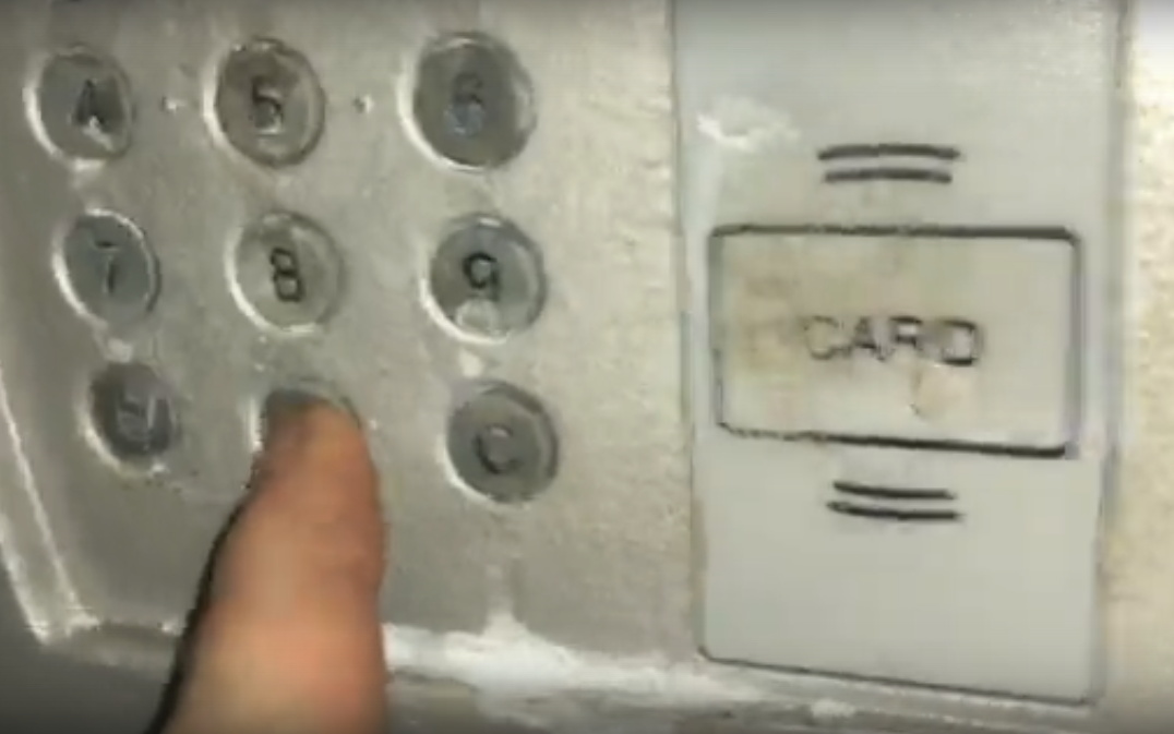 В Чепецке неизвестные облили клеем домофон на улице Комиссара Утробина