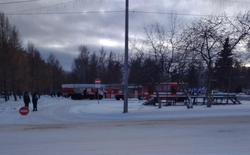 В Чепецке у здания администрации выстроились пожарные машины