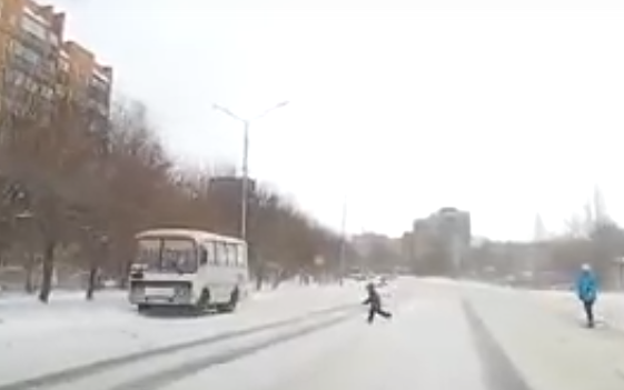 Видео: в Чепецке под колеса авто выбежал ребенок