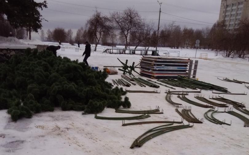 В Чепецке начали устанавливать главную новогоднюю елку