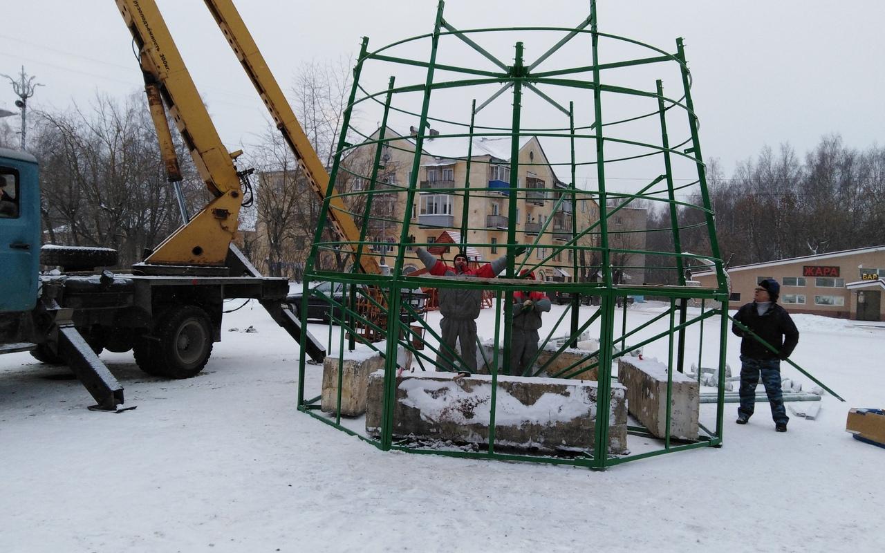 В Чепецке на площади у ДК «Дружба» устанавливают елку