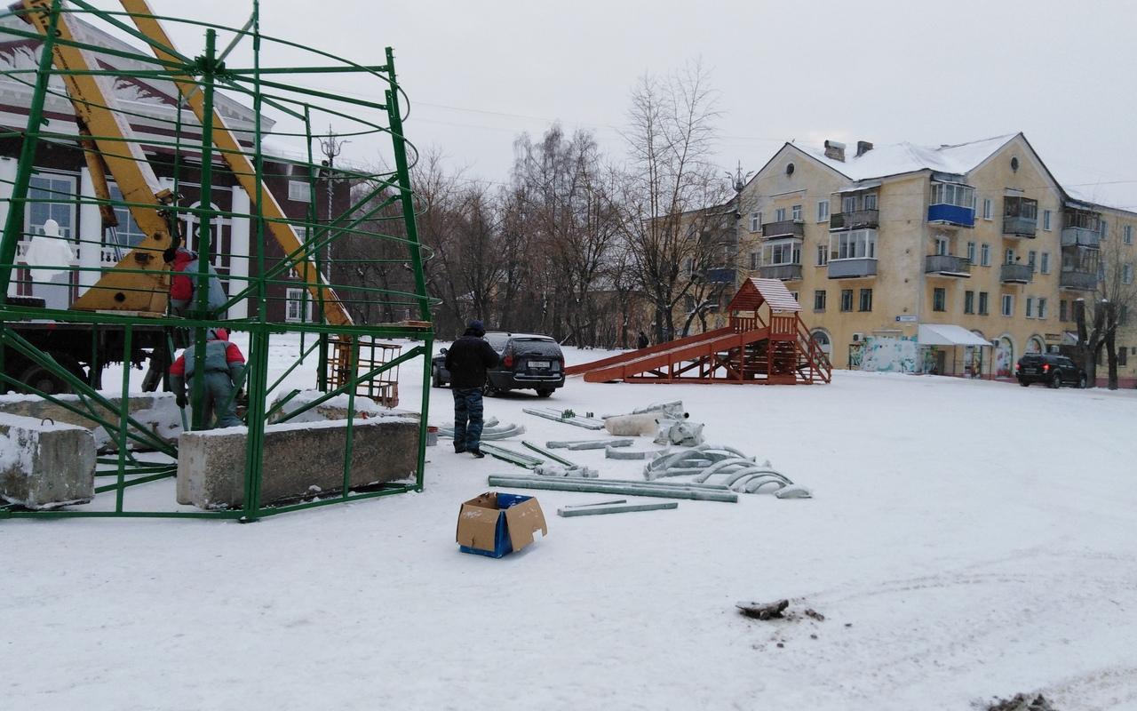 В Чепецке водители паркуют машины у елки у ДК «Дружба»