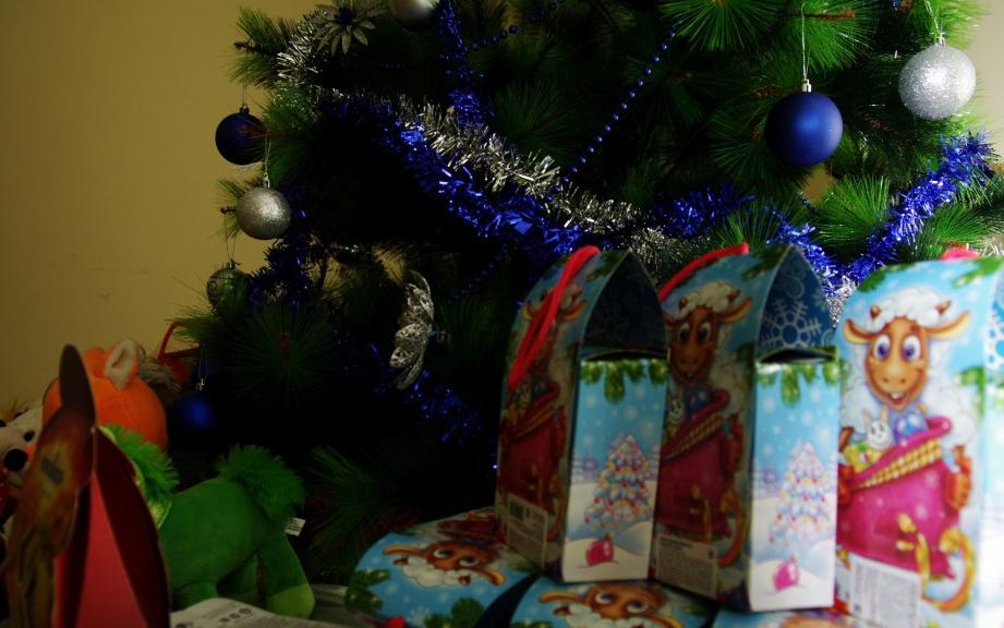 В Роспотребнадзоре рассказали, на что обратить внимание при выборе сладких новогодних подарков
