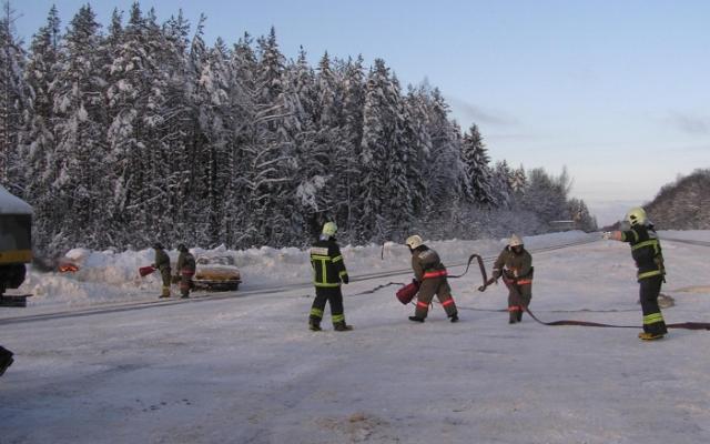 В Чепецком районе бензовоз вылетел в кювет и снес опору ЛЭП: водитель погиб