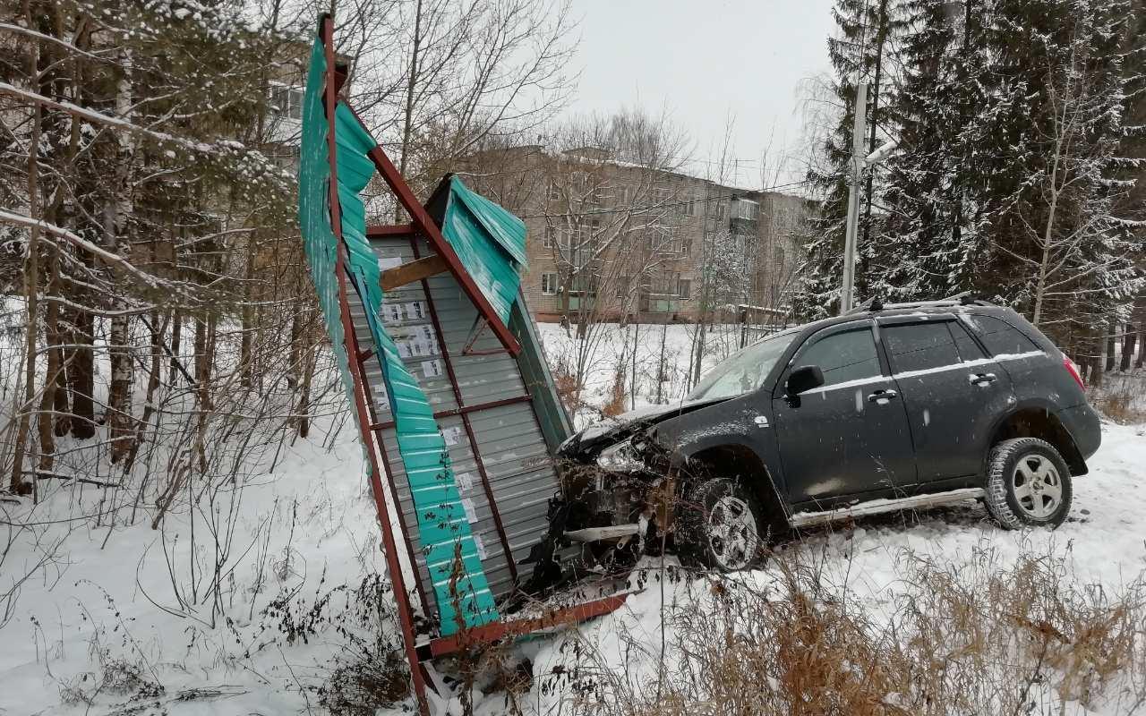 Пьяному водителю внедорожника, который снес остановку в Ключах, предстоит возместить ущерб