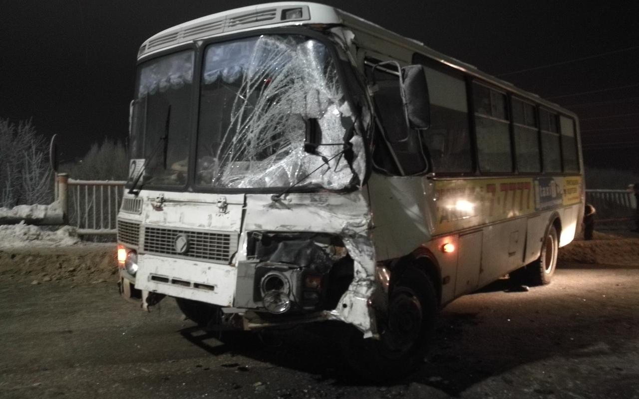 В Чепецке на мосту столкнулись ПАЗ и Mercedes: пострадали пять человек