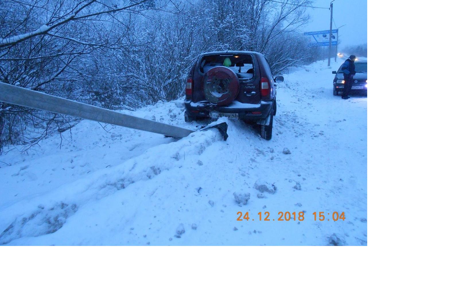 В Чепецке у стелы женщина-водитель на внедорожнике въехала в опору ЛЭП