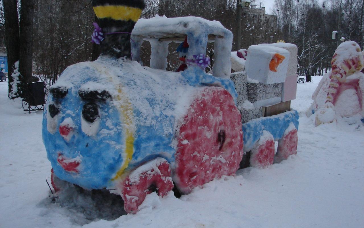 В Чепецке на аллее дети слепили снежные фигуры