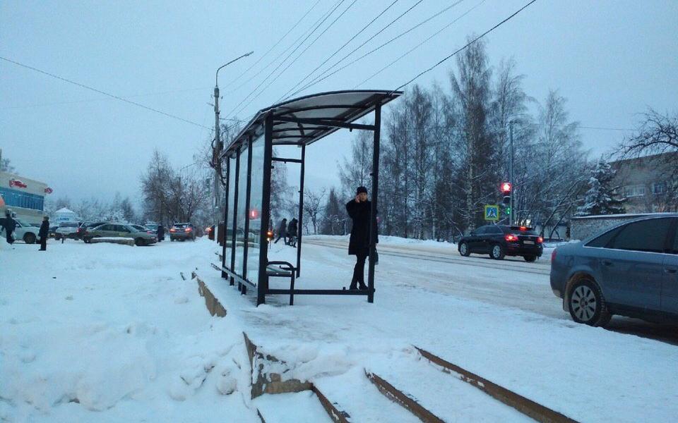 У Центрального рынка в Чепецке поставили новый остановочный павильон