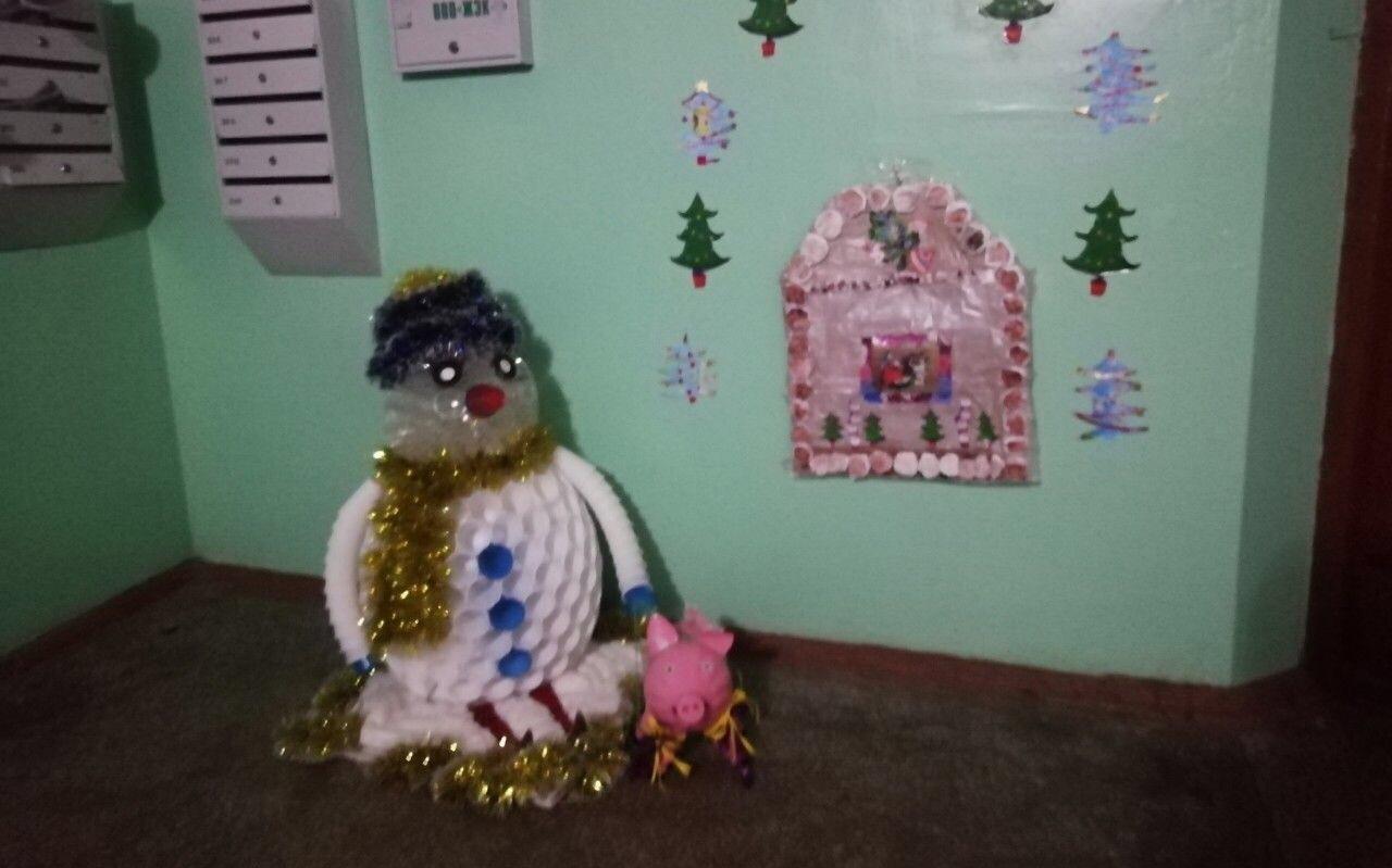 В Кирово-Чепецке неизвестная женщина украла новогодние украшения из подъезда