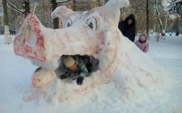 Снежные фигуры не выдерживают внимания со стороны отдыхающих