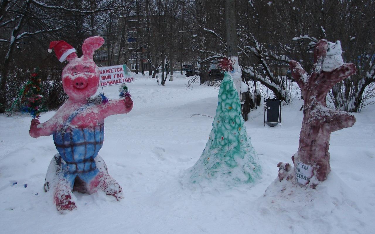 В Чепецке убрали несколько снежных фигур с аллеи у администрации