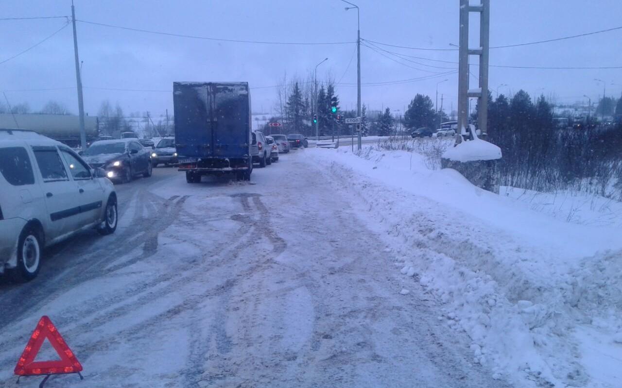 На Казанском повороте водитель грузовика спровоцировал массовое ДТП