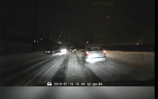 Изрисованный подъезд, нечищеные дороги и водители "девяток": на что жаловались чепчане