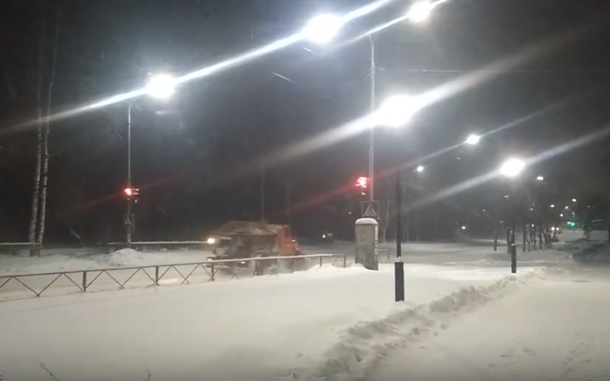 Видео: в Чепецке снегоуборочные машины ездят на красный сигнал светофора