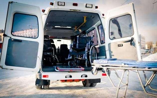 Перевозка лежачего больного: бесплатный сервис или частная служба?