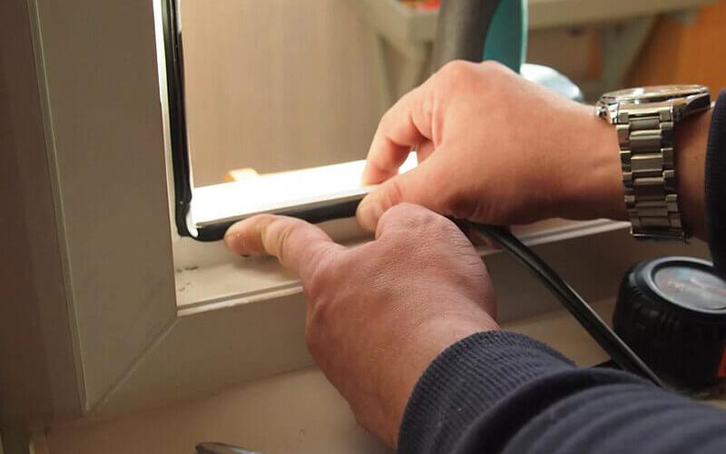 Мошенники просили у чепчанки 27 тысяч рублей за ремонт окна