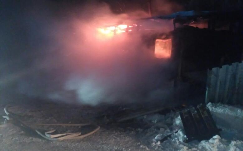 В Кирово-Чепецке сгорел бытовой вагон: пострадал мужчина