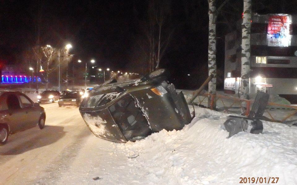 Видео: в Чепецке на улице Ленина Ford Fusion снес светофор и перевернулся