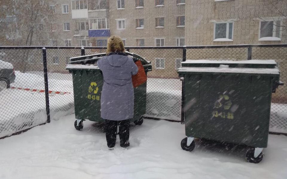 Чепчане возмущаются отсутствием педалей у новых мусорных контейнеров